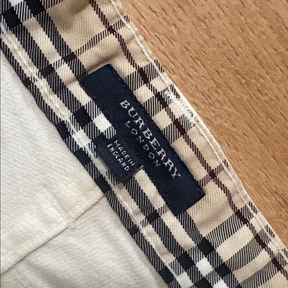 Burberry Off-White Rolled Cuff Jeans Side 6. (more like a size 2 US) - Picture 4 of 7